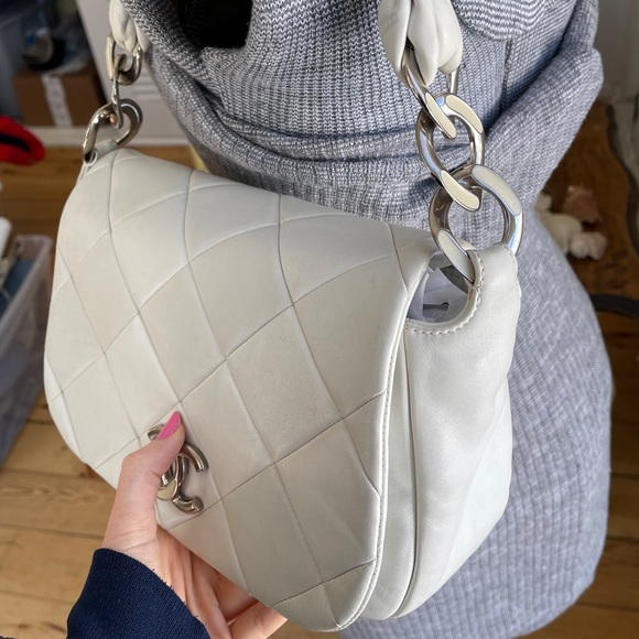 Authentic Chanel flap bag pillow white cream - Picture 12 of 17